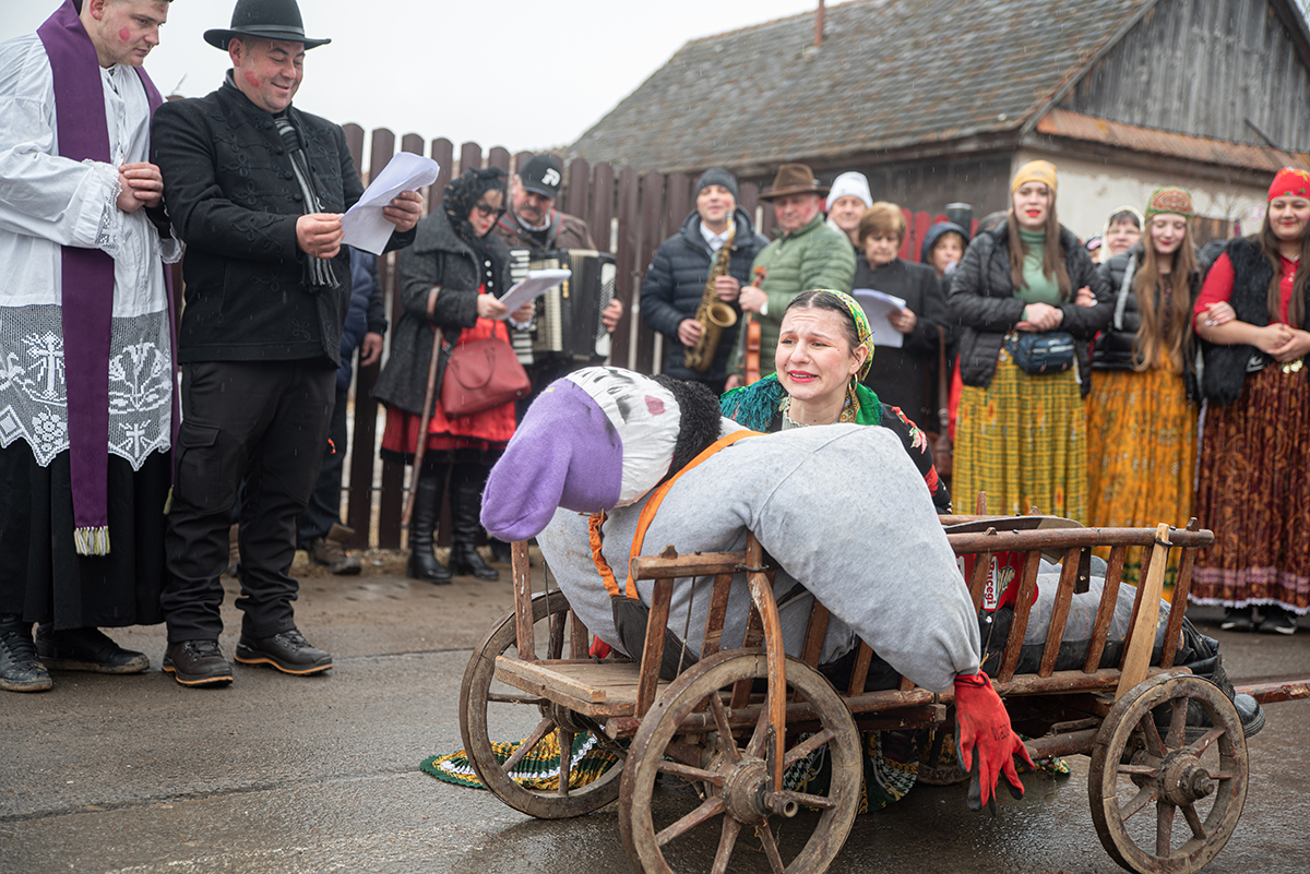 Jókedvvel, mulatással dugták el a Marost 